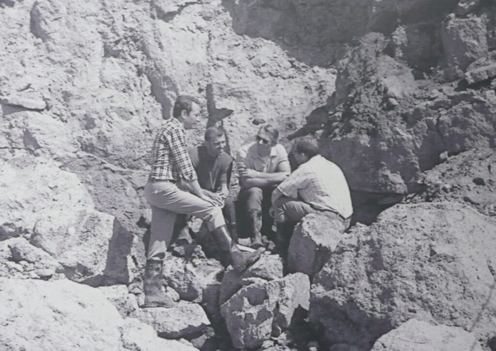 D. Stöffler (links) und F. Hörz (rechts)  im Gespräch mit Astronauten Gene Cernan und Joe Engle (zweiter und dritter von rechts)