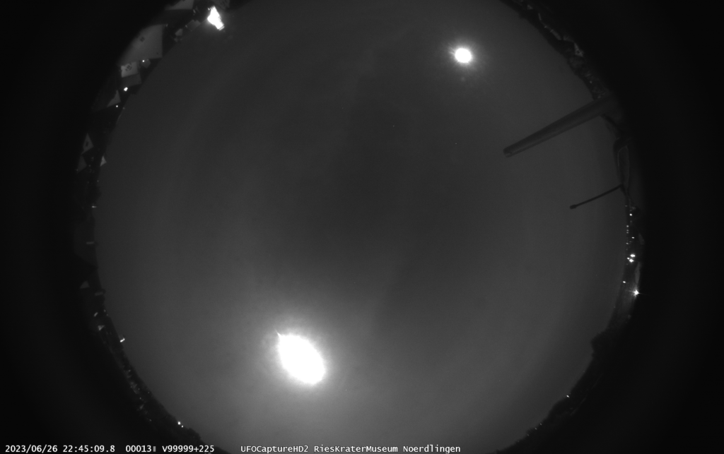 Feuerball am Nachthimmel über Nördlingen, aufgezeichnet von der Schwarz-Weiß-360°-Kamera des RiesKraterMuseums