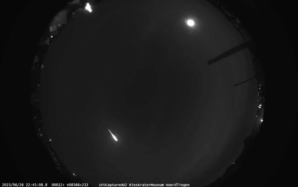 Feuerball am Nachthimmel über Nördlingen, aufgezeichnet von der Schwarz-Weiß-360°-Kamera des RiesKraterMuseums