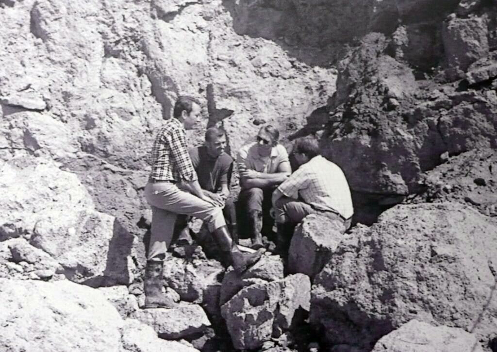 D. Stöffler (links) und F. Hörz (rechts) im Gespräch mit Astronauten Gene Cernan und Joe Engle (zweiter und dritter von rechts)