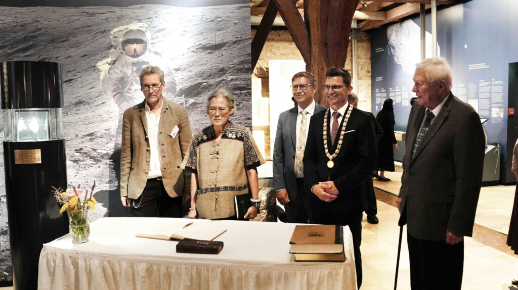 Gruppenfoto mit Prinzessin Sirindhorn im RiesKraterMuseum